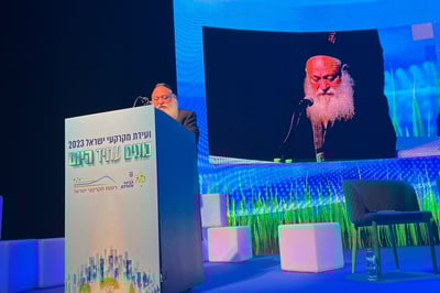 מפגינים הפריעו לנאומו של השר יצחק גולדקנופף; אחד מהם פונה בכוח | תיעוד