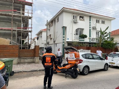 נתניה: פועל נפל מגג בית פרטי בבנייה; פונה במצב קשה