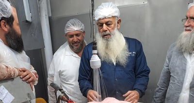 הרב פנחס כהן בסיור במשחטה