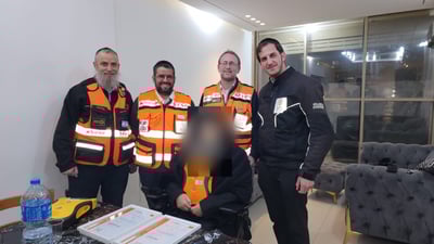 יוסי הורביץ, אלקנה ברויער, יעקב וואלאך, יוסי רייניץ עם הרב ב' יחד עם מכשירי הדיפיברילטור שהצילו את חייו.