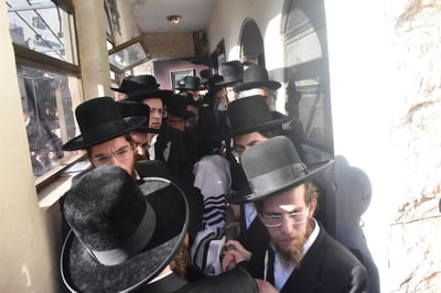 קהל המונים במסע הלווית כ"ק אדמו"ר מלובלין זצוק"ל