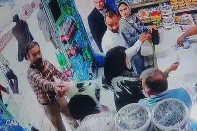 שופך יוגורט על הנשים 