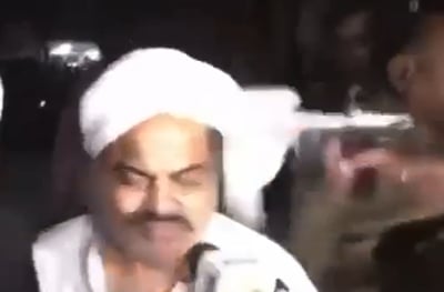 מול מצלמות התקשורת: הפוליטיקאי יצא מהכלא ונורה בראשו