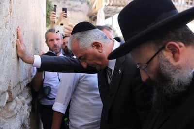 יורש העצר האיראני ביקר בכותל המערבי: "מברך את אנשי איראן וישראל"
