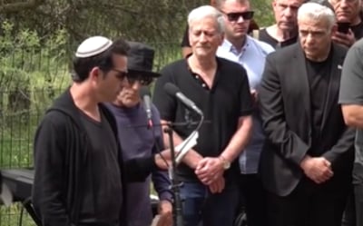 אביב גפן חבש כיפה לראשו ואמר קדיש על אביו המשורר