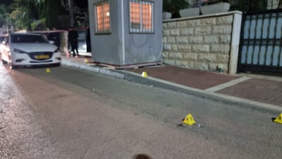 אלמונים ירו לעבר ביתו של ראש העיר טייבה; המאבטח נפגע - מותו נקבע בבית החולים