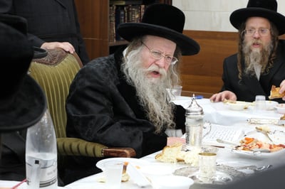 הרבי מקוזמיר בטיש יארצייט לזקנו ה'אמרי אש' 