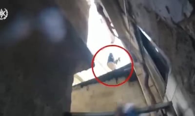 המחבלים החמושים מסתתרים בגג ומנסים להימלט, הלוחמים מזהים אותם - ופותחים באש