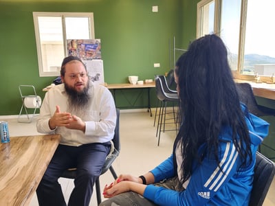 חוקר הקבלה והמיסטיקה היהודית הרה"ג חיים פוקס בשיחה עם הגברת סוהיר איברהים בכפר סאג'ור