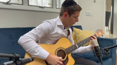 עילוי הגיטרה ארי אטינגר בביצוע מלהיב: "אחת שאלתי"