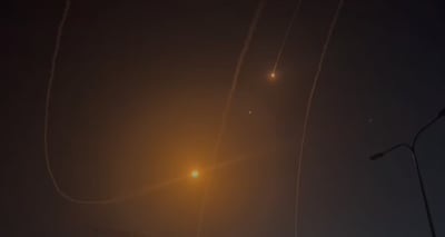 תיעוד דרמטי משדרות: עשרות יירוטים ופיצוצים בשמי העיר