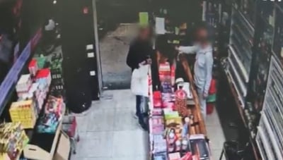 גנב כרטיסי אשראי מרכב חונה ותועד משלם בהם על סיגריות