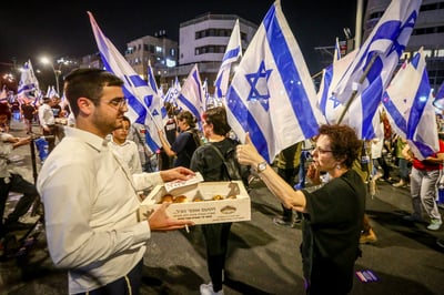 בחור חרדי מכבד את המפגינים בכיבוד | אילוסטרציה, למצולמים אין קשר לכתבה