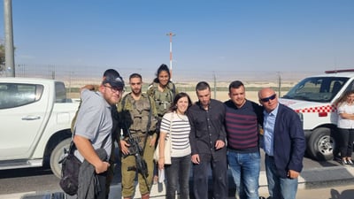 רוטבן (שלישי מימין) מועבר ארצה בערב החג