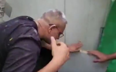 השוטרים חושפים את המעבדת סמים