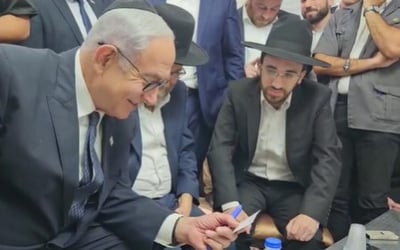 הפתק שניתן לנתניהו והעקיצה למשטרה: "אמרו שמאתים אלף היו בלוויה? בטח היו 400 אלף"