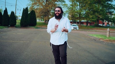 משה סטורך בקליפ חדש ומחויך: "האפי קלאפי" 