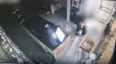 תיעוד: פורץ לחנות אלכוהול ובוזז בקבוקים בשווי אלפי שקלים