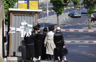 ממתינים לאוטובוס. למצולמים אין קשר לנאמר בכתבה