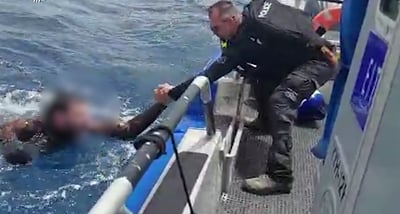 שני גברים חולצו באפיסת כוחות מקיאק שהתהפך | צפו