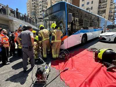 נער על אופניים חשמליים נלכד מתחת לאוטובוס; כך הוא חולץ