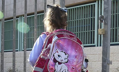  ילדה בדרכה לבית הספר | אילוסטרציה