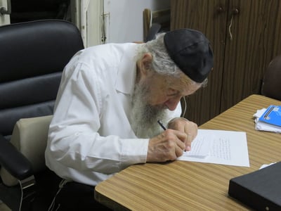 הגר"ד לנדו, בכתיבת המכתב אמש, בכתב ידו • בלעדי