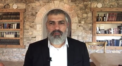 צביקה יחזקאלי בביתו