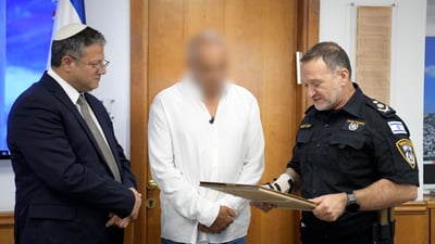 "לא היססת לרגע" | המפכ"ל והשר העניקו תעודת הוקרה לאזרח שחיסל מחבל