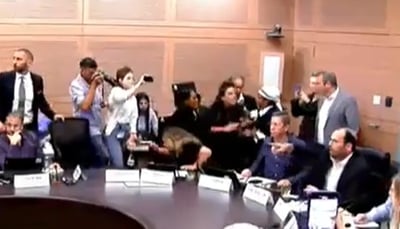 מהומה חריגה בוועדת חוקה: יועצים פרלמנטרים התפרצו בצעקות וסולקו עד סוף המושב