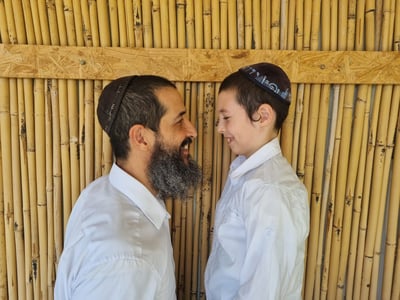 רועי ולוי יצחק לביא בגרסה ווקאלית: "אלי אתה ואודך"