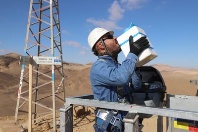 עובדי חברת החשמל בשיא החום. ארכיון