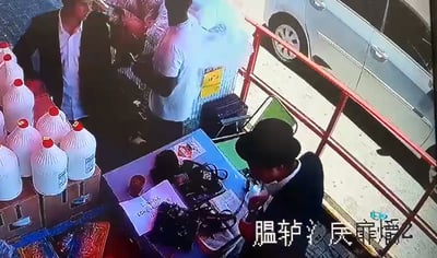 בתום מצוד: נעצר חשוד שהשליך ביצה לדוכן התפילין של חב"ד בנס ציונה