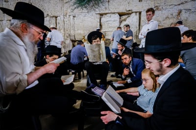 מתאבלים על החורבן בכותל המערבי