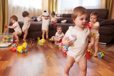 הקטנים מוציאים כל עשר דקות משחק חדש. מנצלים את ההזדמנות שאמא בעבודה (בחדר הסמוך)