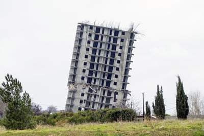 דווחו על עבירות בנייה מסכנות חיים ותמנעו את האסון הבא.