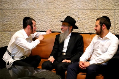תופעה: זמרים גויים מבצעים את "אבא מלך העולם" 