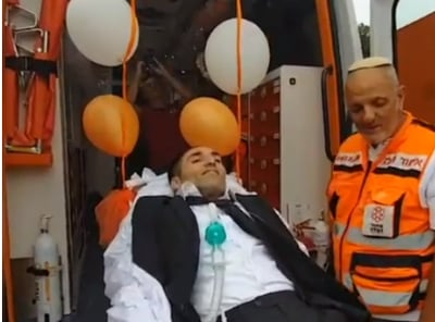אלון מובל לחתונתו באמבולנס
