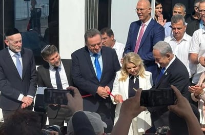 נתניהו חונך את הרכבת הקלה, היום. משמאל: סגן השר החרדי אורי מקלב