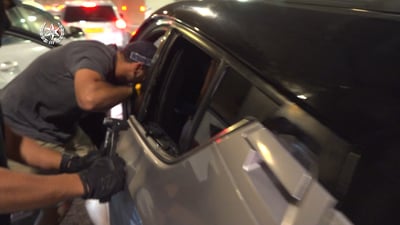 תיעוד דרמטי: החשודים בגניבת כלי הרכב מופתעים ונעצרים