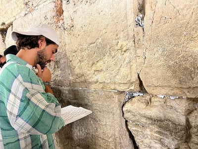 בחצות לילה: השחקן הישראלי השתתף בסליחות בכותל | תיעוד
