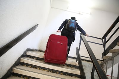 "גררנו את המזוודות מעלה ואז גילינו את האורחים שלנו- תשעה ילדים וזוג הורים..."
