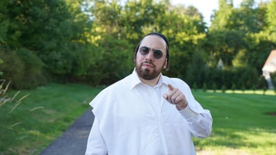 ארי סמט במחרוזת מקפיצה: "הייליגע הקפות"