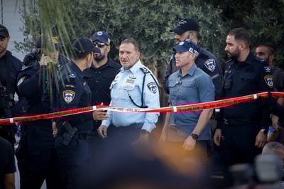 המפכ"ל שבתאי בזירת הרצח, היום