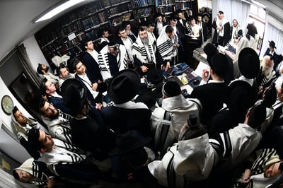 מסר שיעור באנגלית • הנגידים פקדו את מעונו של הגר"מ שטרנבוך | צפו