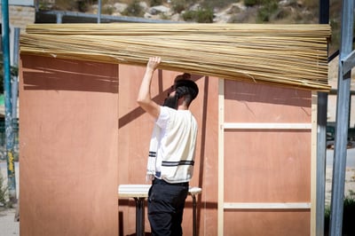 בונים סוכה. אילוסטרציה, למצולם אין כל קשר לכתבה