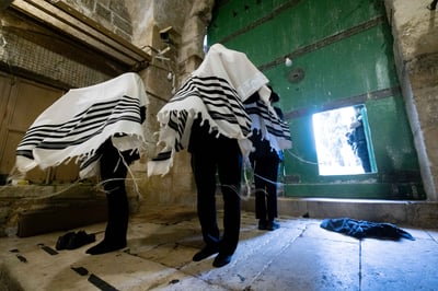 התפללו בכניסה להר הבית, נישקו את הרצפה ופצחו בריקוד | צפו