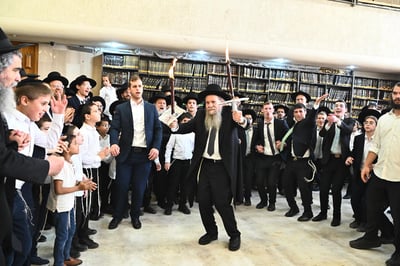 שמחת החג אצל הגאון הצדיק רבי מרדכי שמואל אדלשטיין • צפו