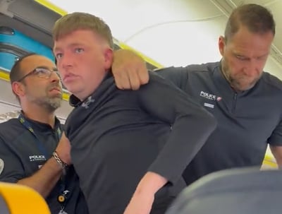 מטוס מאנגליה לספרד נאלץ לנחות נחיתת חירום בגלל נוסע שיכור | כך נראה פינויו מהמטוס
