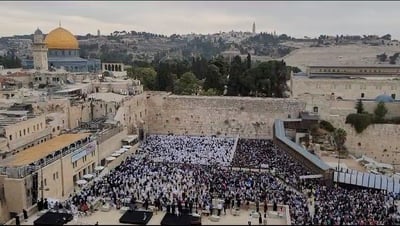 באמצע מעמד ברכת כהנים בכותל - גשם | צפו בתיעוד